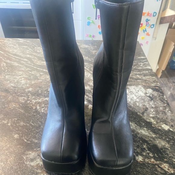 PRINCESS POLLY KITTEN BLACK BOOTS - Picture 4 of 4